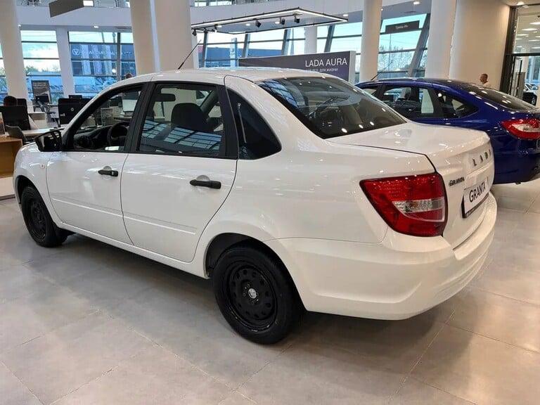 Автомобиль LADA Granta Седан 1.6 МТ 90 л. с. Standard Plus 2025, Рестайлинг, Белый + Допы